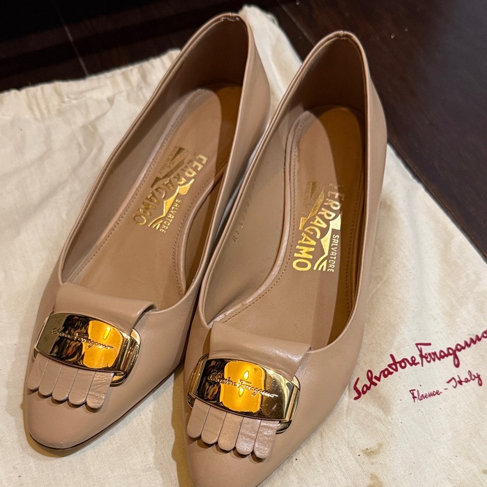 Salvatore Ferragamo Women's Beige Leather pumps with Gold Accent kitten heels